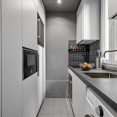 Latin Quarter & Pantheon With Balcony - Cityapartmentstay Apartment