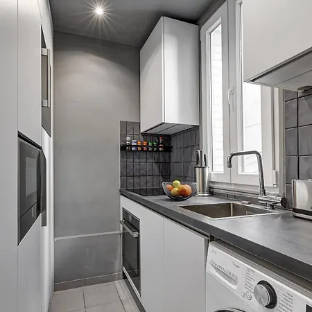 Latin Quarter & Pantheon With Balcony - Cityapartmentstay Apartment